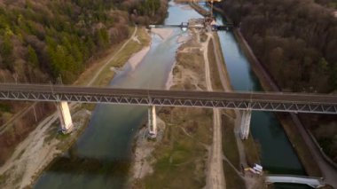 Grosshesseloher Brucke Münih 'teki Isar Nehri üzerinde, Almanya hava manzaralı. Isar Nehri üzerindeki Münih 'te iki katlı demiryolu ve yaya köprüsü. Eisenbahnbrucke. Bisiklet yolu rayların altından geçiyor.. 
