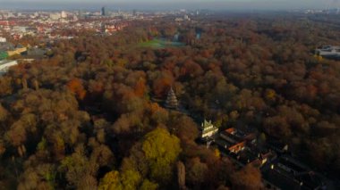 Chinesischer Turm im Englischen Garten Munchen, Alman Luftaufnahme im Herbst. İngiliz Bahçe Münih 'inde Çin Kulesi, sonbaharda Almanya hava manzarası. İngiliz Bahçesi 'nin simgesi. 