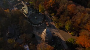 Chinesischer Turm im Englischen Garten Munchen, Alman Luftaufnahme im Herbst. İngiliz Bahçe Münih 'inde Çin Kulesi, sonbaharda Almanya hava manzarası. İngiliz Bahçesi 'nin simgesi. 