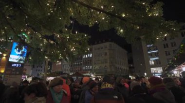 20 Aralık 2023. Münih, Almanya. Ufaklık Christkindlmarkt ben Marienplatz. Tanrı aşkına, Mark. Klassische Christkindlmarkt. Weihnachtsmarkt, Münih, Deutschland 'da. Almanya 'da Noel Fuarı. 