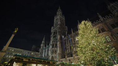 20 Aralık 2023. Münih, Almanya. Ufaklık Christkindlmarkt ben Marienplatz. Tanrı aşkına, Mark. Klassische Christkindlmarkt. Weihnachtsmarkt, Münih, Deutschland 'da. Almanya 'da Noel Fuarı. 