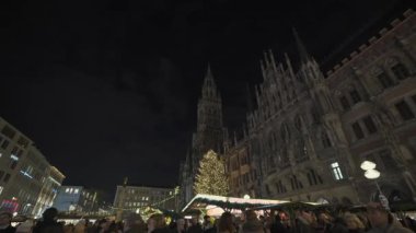 20 Aralık 2023. Münih, Almanya. Ufaklık Christkindlmarkt ben Marienplatz. Tanrı aşkına, Mark. Klassische Christkindlmarkt. Weihnachtsmarkt, Münih, Deutschland 'da. Almanya 'da Noel Fuarı. 