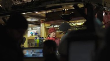 20 Aralık 2023. Münih, Almanya. Mittelalterlicher Weihnachtsmarkt am Wittelsbacherplatz, Deutschland, Münih. Mittelalterliche Weihnachtsmarkt mit Adventspektakel in Muenchen. 