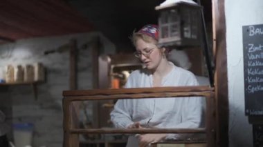 20 Aralık 2023. Münih, Almanya. Mittelalterlicher Weihnachtsmarkt am Wittelsbacherplatz, Deutschland, Münih. Mittelalterliche Weihnachtsmarkt mit Adventspektakel in Muenchen. 