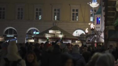20 Aralık 2023. Münih, Almanya. Mittelalterlicher Weihnachtsmarkt am Wittelsbacherplatz, Deutschland, Münih. Mittelalterliche Weihnachtsmarkt mit Adventspektakel in Muenchen. 