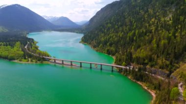 Sylvensteinsee Luftaufnahme im Sommer bei sonnigem Wetter. Sylvenstein konuşmacısı Lenggries Bayern, Deutschland Luftbildansicht. Sylvensteinstausee Bavyera, Almanya hava manzaralı. Isar Nehri 'ndeki rezervuar.. 