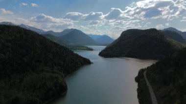 Sylvensteinsee Luftaufnahme im Sommer bei sonnigem Wetter. Sylvenstein konuşmacısı Lenggries Bayern, Deutschland Luftbildansicht. Sylvensteinstausee Bavyera, Almanya hava manzaralı. Isar Nehri 'ndeki rezervuar.. 