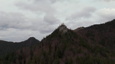 Riedersteinkapelle uber Tegernsee. Riederstein şapeli Almanya 'da Bavyera' da Tegernsee Gölü 'nün tepesindeki küçük neo-gotik kilise. Alplerdeki uçurumun kenarındaki küçük beyaz kilise. Hava görüntüsü Riederstein Kapelle. 