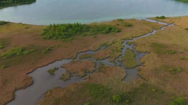 Herrschinger Moos ve Naturschutzgebiet in Gemeinden Herrsching am Ammersee und Seefeld im Landkreis Starnberg Deutschland, Bayern Luftaufnahme. Pilsensee Luftbildansicht. Ammersee bataklık hava manzarası. 