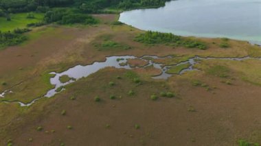 Herrschinger Moos ve Naturschutzgebiet in Gemeinden Herrsching am Ammersee und Seefeld im Landkreis Starnberg Deutschland, Bayern Luftaufnahme. Pilsensee Luftbildansicht. Ammersee bataklık hava manzarası. 
