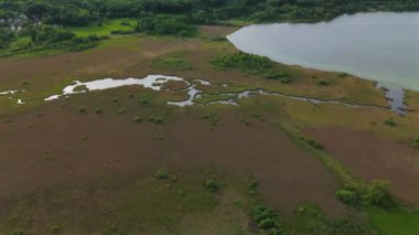 Herrschinger Moos ve Naturschutzgebiet in Gemeinden Herrsching am Ammersee und Seefeld im Landkreis Starnberg Deutschland, Bayern Luftaufnahme. Pilsensee Luftbildansicht. Ammersee bataklık hava manzarası. 