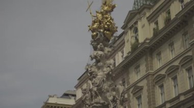 24 Ağustos 2024. Viyana, Avusturya. Avusturya, Viyana 'da Graben Caddesi' ndeki Veba Sütunu, altın ve karmaşık heykellerle süslenmiş barok anıtı. Yaya bölgesinde tarihi ve kültürel dönüm noktası. 