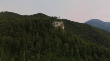 Riedersteinkapelle ist eine kleine neugotische Kapelle auf dem 1207 m hohen Felssporn Riederstein uber dem Tegernsee Deutschland, Bayern Luftbild. Riedersteinkapelle Kilisesi kaya havası manzaralı. 