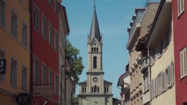 27 Temmuz 2024. Konstanz, Almanya. Turistler yazın Konstanz am Bodensee 'de eski kasabadan geçerler. Altstadt Konstanz, Deutschland 'da mimariyi araştıran antik kentte dolaşan insanlar. 