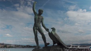 Zürih, İsviçre. İsviçre 'nin Zürih Gölü' nden Tanınmış Heykel. Zeus 'un güzel çocuğu kaçırılır ve Burkliplatz' daki Olimpos Dağı 'na götürülür.. 