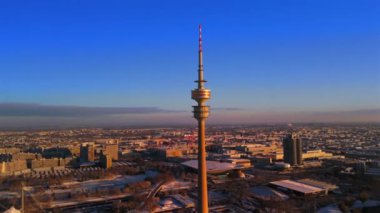 Olympiaturm Historische Sehenswurdigkeit im Olympiapark Munchen, Deutschland Luftaufnahme im Winter. Olimpiyat Parkı 'ndaki Olimpiyat Kulesi, Münih, Almanya kışın karlı havada hava manzaralı. Yer imi. 