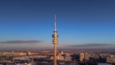 Olympiaturm Historische Sehenswurdigkeit im Olympiapark Munchen, Deutschland Luftaufnahme im Winter. Olimpiyat Parkı 'ndaki Olimpiyat Kulesi, Münih, Almanya kışın karlı havada hava manzaralı. Yer imi. 