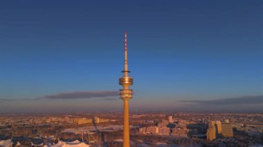 Olympiaturm Historische Sehenswurdigkeit im Olympiapark Munchen, Deutschland Luftaufnahme im Winter. Olimpiyat Parkı 'ndaki Olimpiyat Kulesi, Münih, Almanya kışın karlı havada hava manzaralı. Yer imi. 