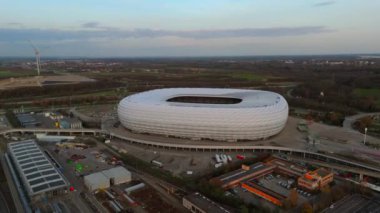 Frottmaning, Muenchen, Bayern Deutschland, Luftaufnahme im Herbst bei sonnigem Wetter 'deki Allianz Arena Munchen Stadyumu. Almanya, Münih 'teki Bayern Münih Stadyumu hava manzaralı. Münih Futbol Arenası