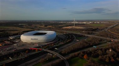 Frottmaning, Muenchen, Bayern Deutschland, Luftaufnahme im Herbst bei sonnigem Wetter 'deki Allianz Arena Munchen Stadyumu. Almanya, Münih 'teki Bayern Münih Stadyumu hava manzaralı. Münih Futbol Arenası