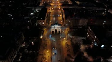 Siegestor Luftaufnahme Deutschland, Bayern, Münih 'te. Triumphbogen und Friedensmahnmal an der Universitat Muenchen Luftansicht. Münih Siegestor hava manzaralı Zafer Kemeri ve Barış Anıtı. 