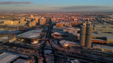 BMW Müzesi ve BMW-Welt Luftaufnahme im Winter Deutschland, Bayern, Münih. Vierzylinder auch Turm und Hochhaus Luftbildansicht. BMW Karargahı, dört silindirli, BMW Kulesi hava manzaralı.. 