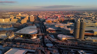 BMW Müzesi ve BMW-Welt Luftaufnahme im Winter Deutschland, Bayern, Münih. Vierzylinder auch Turm und Hochhaus Luftbildansicht. BMW Karargahı, dört silindirli, BMW Kulesi hava manzaralı.. 
