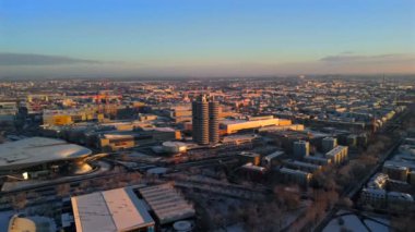 BMW Müzesi ve BMW-Welt Luftaufnahme im Winter Deutschland, Bayern, Münih. Vierzylinder auch Turm und Hochhaus Luftbildansicht. BMW Karargahı, dört silindirli, BMW Kulesi hava manzaralı.. 