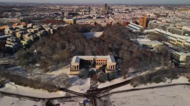 Bavyera-Heykel ve Ruhmeshalle an der Theresienwiese Munchen, Deutschland Luftaufnahme im Winter. Bavyera heykeli ve grubun aslan parçası ayrıca onur salonunu ve merdiven manzarasını da içeriyor.. 