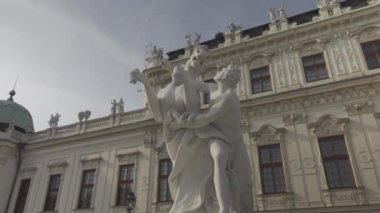 Viyana, Avusturya. Turistler ve ziyaretçiler, Belvedere 'nin çevresinde dolaşarak, Avusturya' nın Viyana kentinde yaz aylarında güneşli olan tarihi bir yapı kompleksi oluşturuyor. Wien 'de Das Schloss Belvedere 