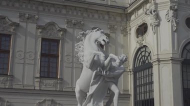 Viyana, Avusturya. Turistler ve ziyaretçiler, Belvedere 'nin çevresinde dolaşarak, Avusturya' nın Viyana kentinde yaz aylarında güneşli olan tarihi bir yapı kompleksi oluşturuyor. Wien 'de Das Schloss Belvedere 