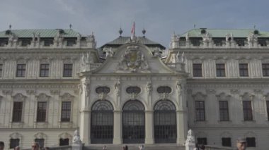 26 Ağustos 2024. Viyana, Avusturya. Turistler ve ziyaretçiler, Belvedere 'nin çevresinde dolaşarak, Avusturya' nın Viyana kentinde yaz aylarında güneşli olan tarihi bir yapı kompleksi oluşturuyor. Wien 'de Das Schloss Belvedere 