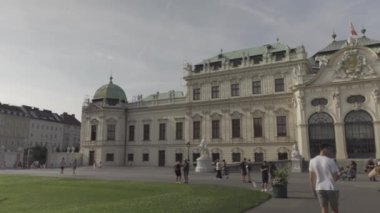 26 Ağustos 2024. Viyana, Avusturya. Turistler ve ziyaretçiler, Belvedere 'nin çevresinde dolaşarak, Avusturya' nın Viyana kentinde yaz aylarında güneşli olan tarihi bir yapı kompleksi oluşturuyor. Wien 'de Das Schloss Belvedere 