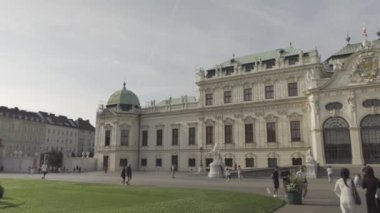 26 Ağustos 2024. Viyana, Avusturya. Turistler ve ziyaretçiler, Belvedere 'nin çevresinde dolaşarak, Avusturya' nın Viyana kentinde yaz aylarında güneşli olan tarihi bir yapı kompleksi oluşturuyor. Wien 'de Das Schloss Belvedere 