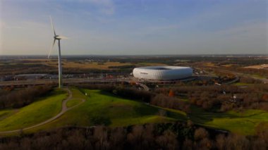 Windrad Froettmaninger Muellberg ve Allianz Arena Muenchen, Deutschland Luftaufnahme. Frottmaninger Berg mit Blick auf Allianz Arena Luftbildansicht. Windkraftanlage Freimann. Münih Futbol Arenası