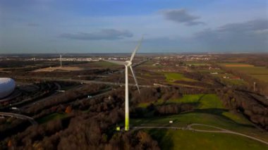 Windrad Froettmaninger Muellberg ve Allianz Arena Muenchen, Deutschland Luftaufnahme. Frottmaninger Berg mit Blick auf Allianz Arena Luftbildansicht. Windkraftanlage Freimann. Münih Futbol Arenası