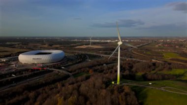 Windrad Froettmaninger Muellberg ve Allianz Arena Muenchen, Deutschland Luftaufnahme. Frottmaninger Berg mit Blick auf Allianz Arena Luftbildansicht. Windkraftanlage Freimann. Münih Futbol Arenası