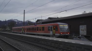 15 Nisan 2024, Prien am Chiemsee, Almanya. Akşamları Bavyera 'daki Bavyera Prien am Chiemsee' deki DB tren istasyonunda. Bahnhof Prien bir Chiemsee. Alman Bahn und der Bayerischen Regiobahn Zug. 