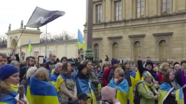 17 Şubat 2024. Münih, Almanya. Odeonsplatz Münih 'te Rusya ile savaşa karşı Ukrayna' yı desteklemek için toplandık. Rusya 'nın Ukrayna' yı işgaline karşı Almanya 'da savaş karşıtı gösteri. 