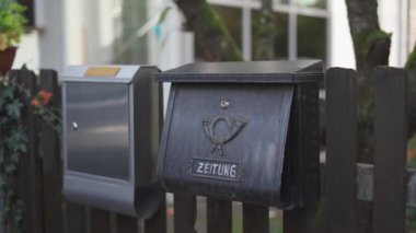 Almanya 'da, Bavyera' nın Münih şehrinde sonbaharda özel bir evin önünde posta kutusu. Bayern 'de Briefkasten, Deutschland. Münih 'te antika postkasten. Muenchen 'deki posta kutusu. Özel evde antika posta kutusu. 