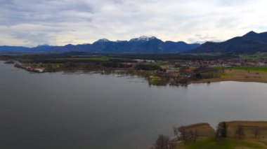 Almanya, Bavyera, Hava manzaralı Prien am Chiemsee ve arka planda Chiemgau Alpleri. Das Bayerische Meer. Chiemgauer Bergen. Bayern 'deki en büyük gölün insansız hava aracı görüntüsü. Bernau am Chiemsee. 