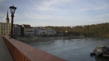 Brucktor Wasserburg am Inn, Almanya 'da. Şehir Kapısı, Inn Köprüsü, Wasserburg Nehri Oteli. Blick auf Innsbrucke und Stadtor Altstadt Wasserburg am Inn 'de. Köprü ve eski şehre giriş. 