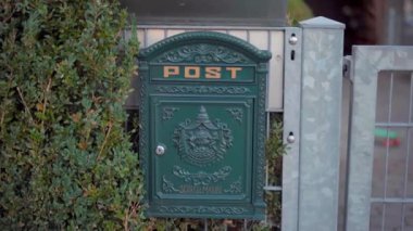 Almanya 'da, Bavyera' nın Münih şehrinde sonbaharda özel bir evin önünde posta kutusu. Bayern 'de Briefkasten, Deutschland. Münih 'te antika postkasten. Muenchen 'deki posta kutusu. Özel evde antika posta kutusu. 