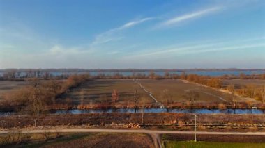 İsmaninger Speichersee Munchen, Bayern, Deutschland. Baharda güneşli havalarda su kanalları ve su rezervuarı. Su depolama sistemi, Münih atık suyunun biyolojik tedavisinde sahne görevi görüyor. 