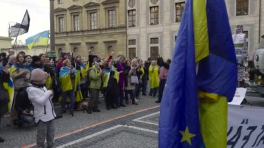 17 Şubat 2024. Münih, Almanya. Odeonsplatz Münih 'te Rusya ile savaşa karşı Ukrayna' yı desteklemek için toplandık. Rusya 'nın Ukrayna' yı işgaline karşı Almanya 'da savaş karşıtı gösteri. 