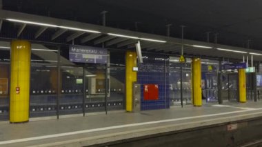 Münih, Almanya. Bahnstation Marienplatz. Bahnhof Marienplatz Münih. Bahn yerel toplu taşıma treni MVV, Marienplatz istasyonunda MVG. Roter zug am Bahnsteig Marienplatz. 