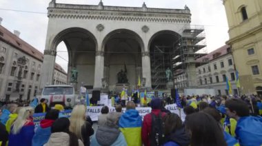 17 Şubat 2024. Münih, Almanya. Odeonsplatz Münih 'te Rusya ile savaşa karşı Ukrayna' yı desteklemek için toplandık. Rusya 'nın Ukrayna' yı işgaline karşı Almanya 'da savaş karşıtı gösteri. 