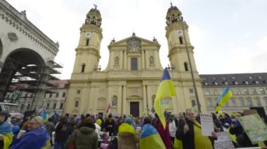 17 Şubat 2024. Münih, Almanya. Odeonsplatz Münih 'te Rusya ile savaşa karşı Ukrayna' yı desteklemek için toplandık. Rusya 'nın Ukrayna' yı işgaline karşı Almanya 'da savaş karşıtı gösteri. 