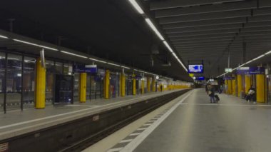 15 Şubat 2024. Münih, Almanya. Bahnstation Marienplatz. Bahnhof Marienplatz Münih. Bahn yerel toplu taşıma treni MVV, Marienplatz istasyonunda MVG. Roter zug am Bahnsteig Marienplatz. 