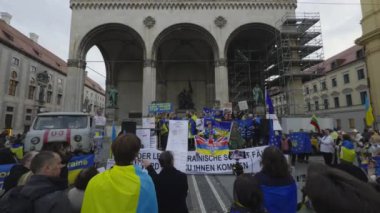 17 Şubat 2024. Münih, Almanya. Odeonsplatz Münih 'te Rusya ile savaşa karşı Ukrayna' yı desteklemek için toplandık. Rusya 'nın Ukrayna' yı işgaline karşı Almanya 'da savaş karşıtı gösteri. 